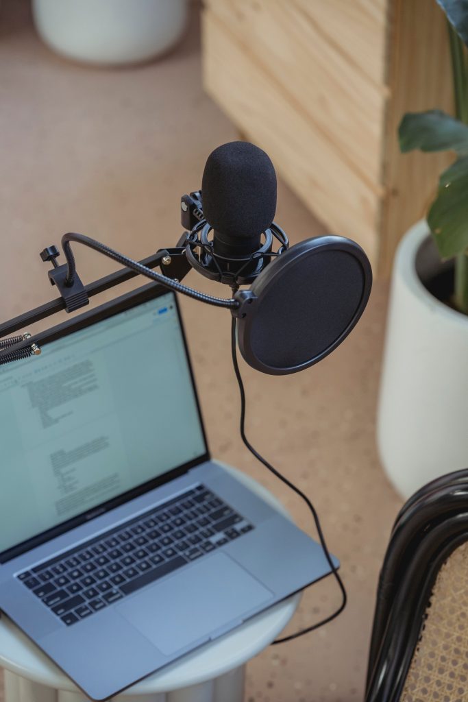 Ordinateur portable et microphone dans un studio de radio en ligne